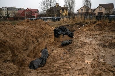 Masakra w Buczy. Masowy grób ludności cywilnej w pobliżu cerkwi