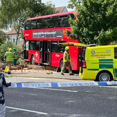 Londyn: Dwupoziomowy autobus wbił się w mur