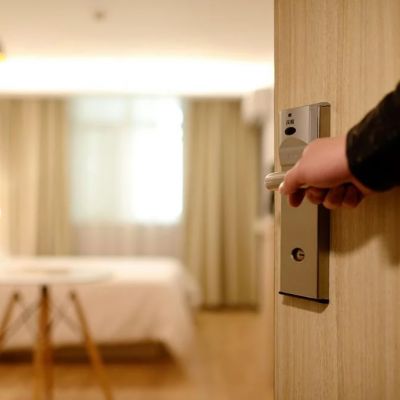 UK: Polak podejrzewany o pedofilię usunięty z hotelu