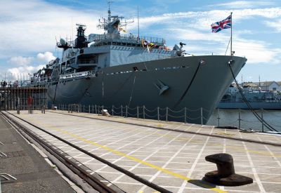 Z falą nielegalnej imigracji na kanale La Manche będzie walczyła marynarka wojenna?