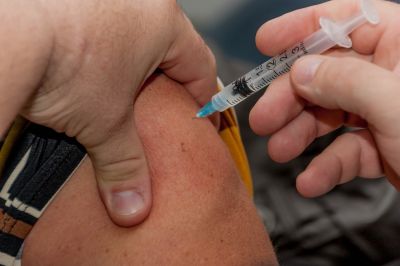 UK: Jesienią kolejna, czwarta dawka szczepienia przeciwko COVID?