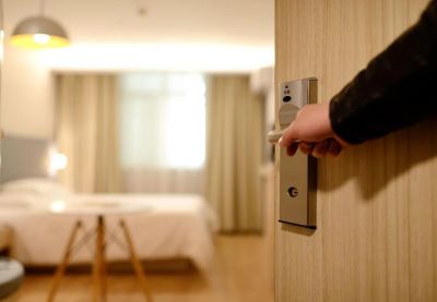 UK: Polak podejrzewany o pedofilię usunięty z hotelu