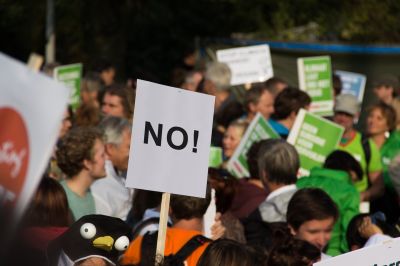 W sali posiedzeń Izby Gmin aktywiści klimatyczni przykleili się do podłogi