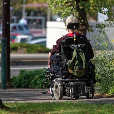 Aresztowano mężczyznę, który zaatakował 87-latka poruszającego się na skuterze inwalidzkim