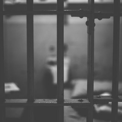 Wielka Brytania zmaga się z rekordową liczbą zagranicznych przestępców czekających na deportację